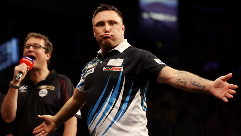 Gerwyn Price bereaksi selama pertandingan melawan Chris Dobey pada malam hari salah satu dari 2025 Betgm Premier League