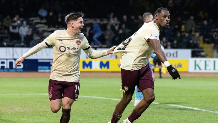 Hearts 'Elton Kabangu merayakan setelah mencetak gol untuk membuatnya 5-0 