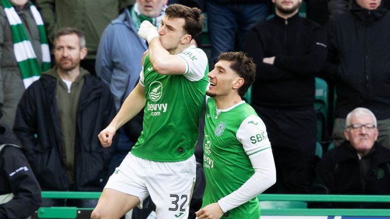 Edimburgo, Escocia - 22 de febrero: Hibs Josh Campbell celebra anotar para ponerlo 1-0 con Nectario Triantis durante un partido de la Premier League de William Hill entre Hibernian y Celtic en Easter Road, el 22 de febrero de 2025, en Edimburgo, Escocia. (Foto del grupo Ross Parker / SNS)