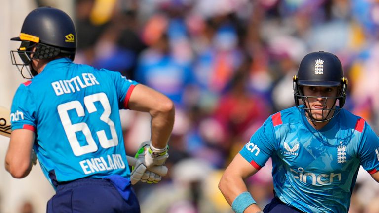 Jacob Bethell, kanan, dan Jos Buttler dari Inggris berlari di antara gawang untuk mencetak gol selama satu hari pertama pertandingan kriket internasional antara India dan Inggris di Stadion Vidarbha di Nagpur, India, Kamis, 6 Februari 2025. (Foto AP/Aijaz Rahi) 