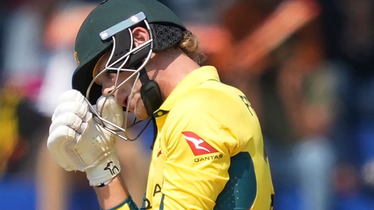 Jake Fraser-McGurk dari Australia bereaksi setelah kehilangan gawang selama pertandingan kriket ODI kedua antara Sri Lanka dan Australia di Colombo, Sri Lanka, Jumat, 14 Februari 2025. (Foto AP/Eranga Jayardena)