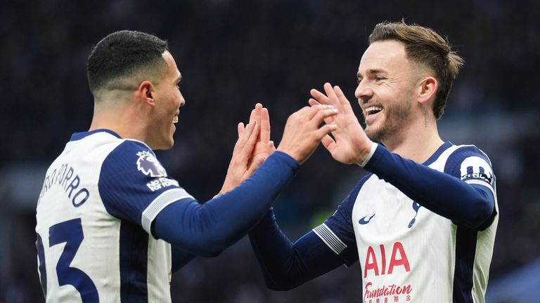 James Maddison celebra su primer partido de la primera mitad con Pedro Porro