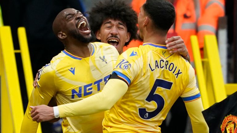 Jean-Philippe Mateta dari Crystal Palace (kiri) merayakannya dengan rekan satu tim setelah mencetak gol pembuka (AP Photo/Dave Thompson)