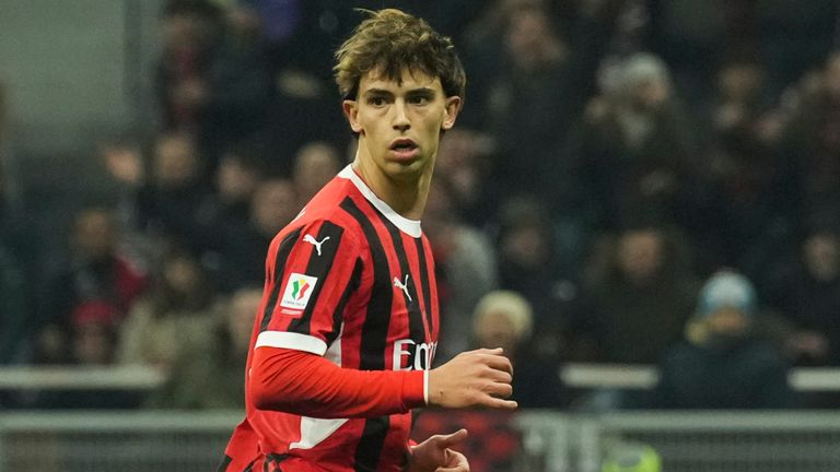 Joao Felix de AC Milan celebra después de anotar el tercer gol de su equipo durante un partido de fútbol de cuartos de final de la Copa Italiana entre el AC Milan y Roma en el Estadio de San Siro, en Milán, Italia, el miércoles 5 de febrero de 2025. (Photo/Antonio Calanni)