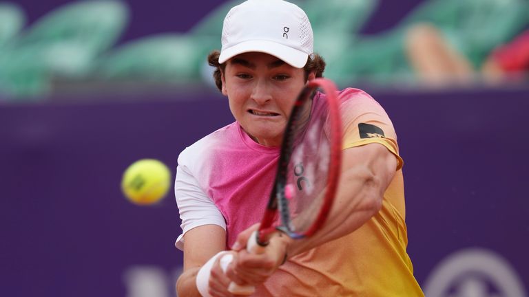 Brazil's Joao Fonseca returns the ball to Argentina's Tomas Etcheverry during an Argentina Open ATP round of 32 tennis match at the Guillermo Vilas Stadium in Buenos Aires, Argentina, Wednesday, Feb. 12, 2025. (AP Photo/Gustavo Garello)