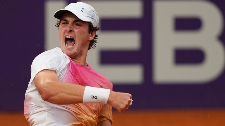 Brazil's Joao Fonseca celebrates a point during an Argentina Open ATP quarterfinals tennis match against Argentina's Mariano Navone at the Guillermo Vilas Stadium in Buenos Aires, Friday, Feb. 14, 2025. (AP Photo/Gustavo Garello)