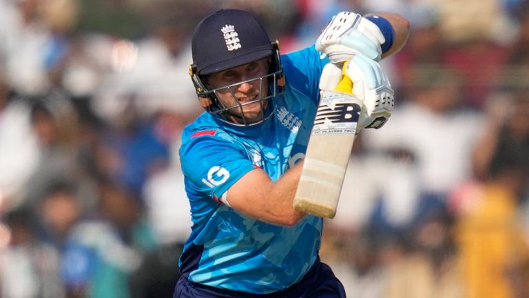 Joe Root dari Inggris memainkan tembakan selama satu hari kedua pertandingan kriket internasional antara India dan Inggris di Cuttack, India, Minggu, 9 Februari 2025. (Foto AP/Rafiq Maqbool)