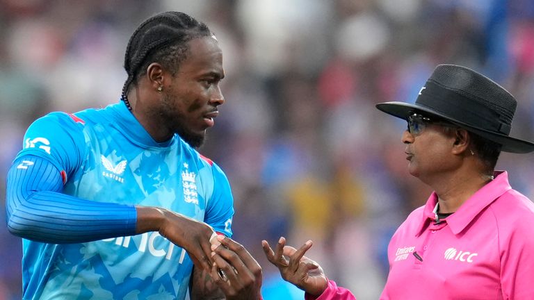 Wasit berbicara kepada pemanah Jofra Inggris selama satu hari pertama pertandingan kriket internasional antara India dan Inggris di Stadion Vidarbha di Nagpur, India, Kamis, 6 Februari 2025. (Foto AP/Aijaz Rahi) 