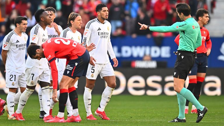 Jude Blingham dari Real Madrid memprotes wasit setelah ditunjukkan kartu merah terhadap Osasuna