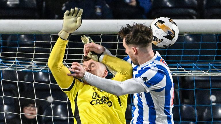 Kilmarnock, Skotlandia - 01 Februari: Skor Marley Watkins dari Kilmarnock untuk menjadikannya 1-0 selama pertandingan William Hill Premiership antara Kilmarnock dan Dundee United di BBSP Stadium, Rugby Park, pada 01 Februari 2025, di Kilmarnock, Scotland. (Foto oleh Rob Casey / SNS Group)