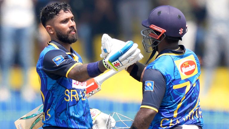 Kusal Mendis dari Sri Lanka merayakan abadnya dengan kapten Charith Asalanka selama pertandingan kriket ODI kedua antara Sri Lanka dan Australia di Colombo, Sri Lanka, Jumat, 14 Februari 2025. (Foto AP/Eranga Jayardena)