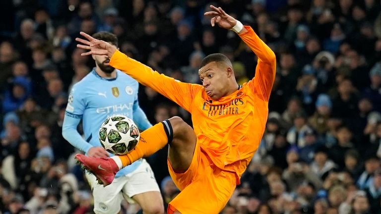 Kylian Mbappe dari Real Madrid mencetak gol pertama timnya selama pertandingan sepak bola leg pertama Playoff Liga Champions antara Manchester City dan Real Madrid di Stadion Etihad di Manchester, Inggris, Selasa, 11 Februari 2025. (Foto AP/Dave Thompson)