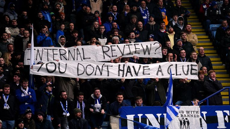 Los fanáticos de Leicester City protestan durante la derrota por 2-0 ante el Arsenal en la Premier League