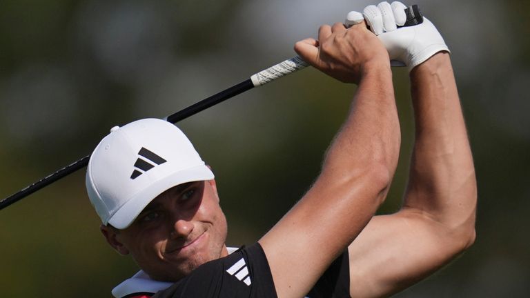 Ludvig ..berg, dari Swedia, hits dari tee kedua South Course di Torrey Pines selama babak final Turnamen Golf Invitational Genesis Sunday, 16 Februari 2025, di San Diego. (Foto AP/Gregory Bull) 