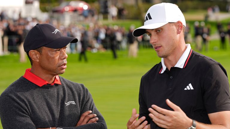 Ludvig ..berg, dari Swedia, kanan, berbicara dengan Tiger Woods setelah memenangkan Turnamen Golf Invitational Genesis pada Minggu, 16 Februari 2025, di San Diego. (Foto AP/Gregory Bull)