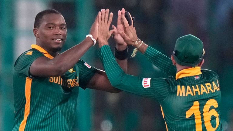 Lungi Ngidi dari Afrika Selatan, kanan kedua, merayakan dengan rekan satu tim setelah mengambil gawang Gulbadin Naib dari Afghanistan selama ICC Champions Trophy Cricket Cricket antara Afghanistan dan Afrika Selatan, di Karachi, Pakistan Jumat, Febay. 21, 2025. (Foto AP/Anjum Naveed)