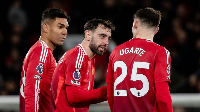 Manchester United captain Bruno Fernandes speaking to Manuel Ugarte during the win against Ipswich