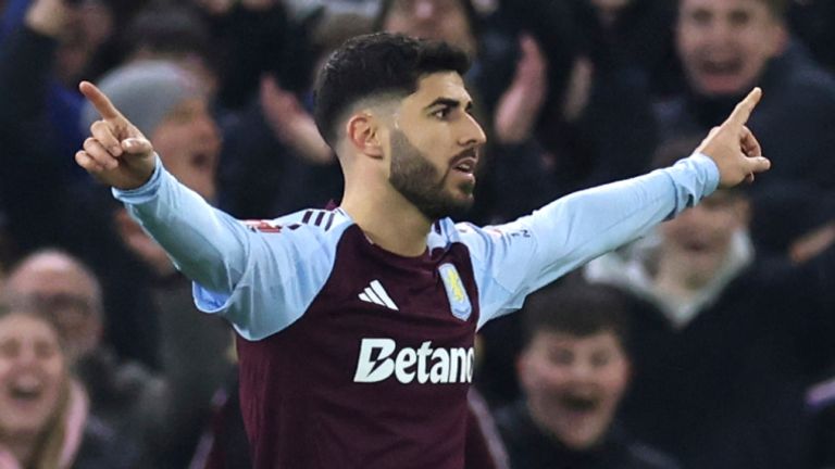 Marco Asensio de Aston Villa celebra después de marcar el segundo gol de su equipo durante el partido de fútbol de la quinta ronda de la Copa FA inglesa entre Aston Villa y Cardiff City en el Villa Park Stadium en Birmingham, Inglaterra, el viernes 28 de febrero de 2025. (Foto de AP/Darren Staples)