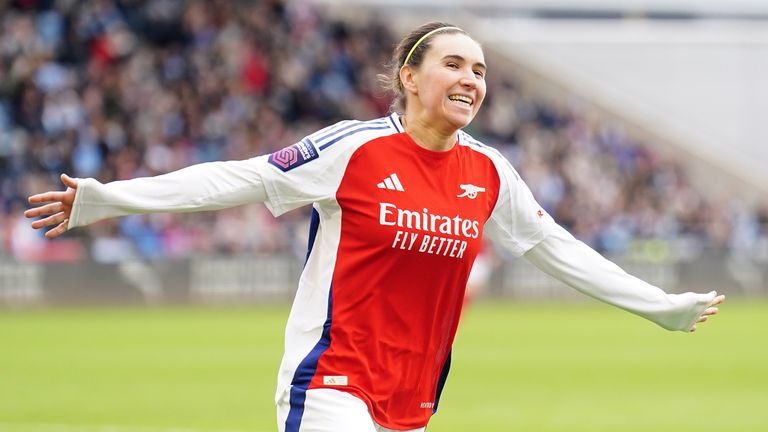 Mariona Caldentey van Arsenal viert het openingsdoelpunt te scoren