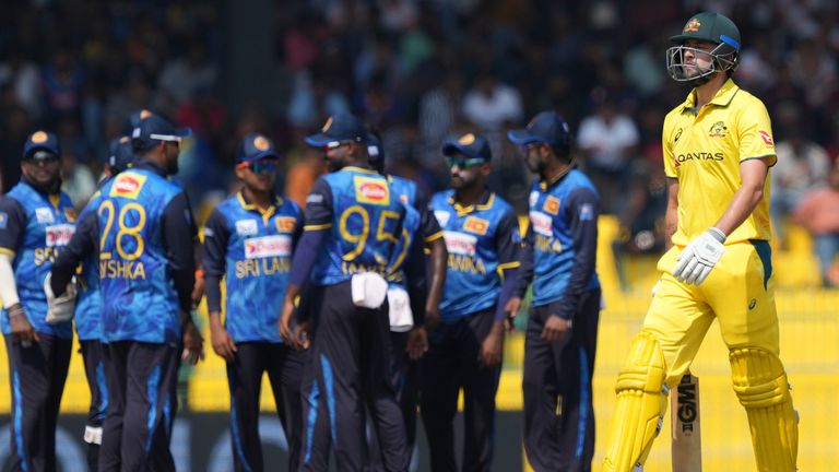 Matius pendek Australia meninggalkan tanah setelah kehilangan gawang selama pertandingan kriket ODI kedua antara Sri Lanka dan Australia di Colombo, Sri Lanka, Jumat, 14 Februari 2025. (Foto AP/Eranga Jayardena)