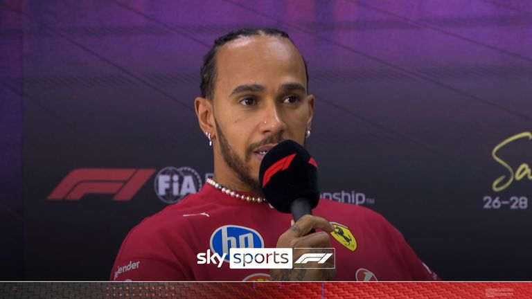 Lewis Hamilton de Ferrari está de humor boyante durante el último día de pruebas antes de la nueva temporada de Fórmula Uno.