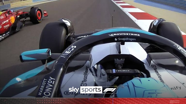 George Russell no pudo resistirse a saludar a su antiguo compañero de equipo de Mercedes, Lewis Hamilton, durante el tercer día de las pruebas.