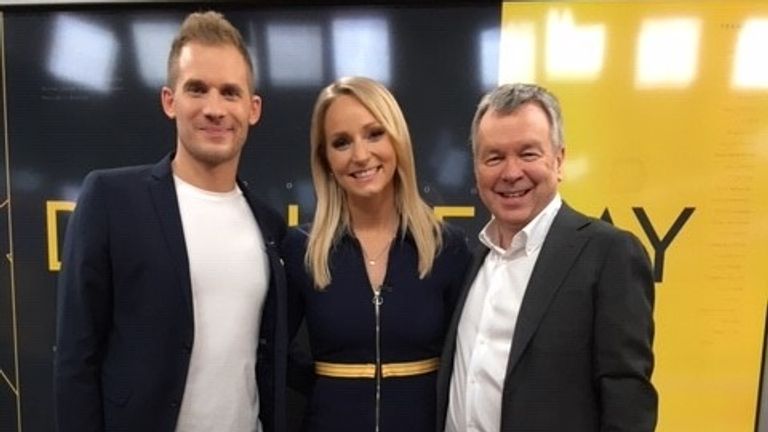 Nick With Sky Jerman Rekan di lokasi syuting di Munich setelah melapor kepada pemirsa Jerman pada hari tenggat waktu