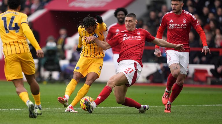 Nikola Milenkovic van Nottingham Forest blokkeert een schot van Joao Pedro van Brighton