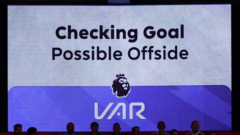 Memeriksa Layar Sasaran Offside untuk VAR