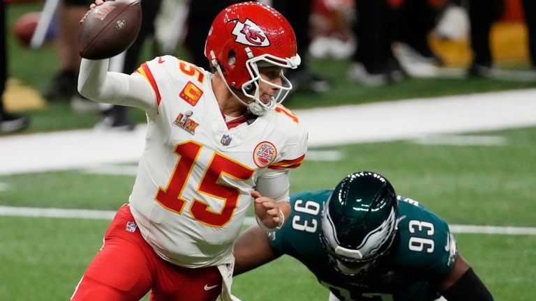 Quarterback Chiefs Kansas City Patrick Mahomes (15) menghindari tekel defensif Philadelphia Eagles Milton Williams (93) selama paruh pertama pertandingan sepak bola NFL Super Bowl 59, Minggu, 9 Februari 2025, di New Orleans. (Foto AP/Gerald Herbert)