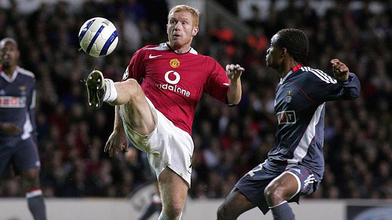 Paul Scholes mengendalikan bola 