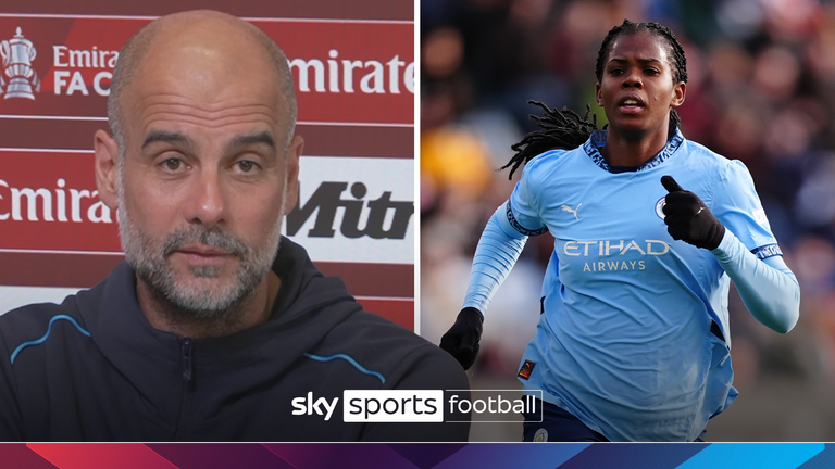 Pep Guardiola stuurt zijn steun aan de spits Khadija Shaw in Manchester City.