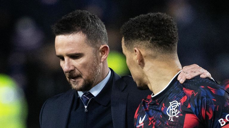 Kilmarnock, Escocia - 26 de febrero: El entrenador interino de los Rangers, Barry Ferguson, con James Tavernier durante un partido de la Premier Hill William Hill entre Kilmarnock y los Rangers en el BBSP Stadium Rugby Park, el 26 de febrero de 2025, en Kilmarnock, Escocia. (Foto de Alan Harvey / Group)