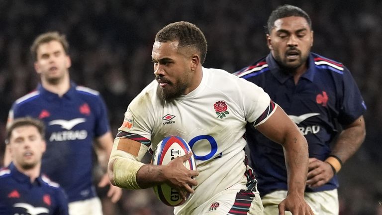 Ollie Lawrence scores a try against France