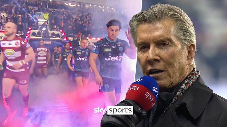 Michael Buffer esteve presente para apresentar jogadores de Wigan e Lee antes da nova temporada da Super League.