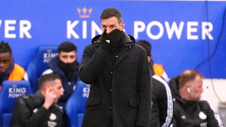 Ruud van Nistelrooy reacciona a la derrota por 2-0 de Leicester ante el Arsenal