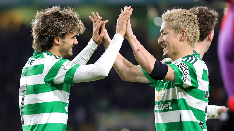 Jota celebra con el compañero de equipo Daizen Maeda después de duplicar la ventaja de Celtic contra Aberdeen