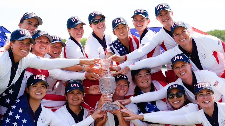 Pemain Amerika Serikat berpose untuk foto -foto setelah Amerika Serikat memenangkan Turnamen Golf Piala Solheim melawan Eropa di Robert Trent Jones Golf Club, Minggu, 15 September 2024, di Gainesville, Va. (Foto AP/Matt York) 