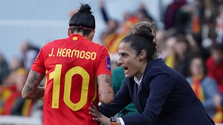 Spaniens Trainer Montse Tome spricht mit Jenni Hormoso im internationalen Dienst