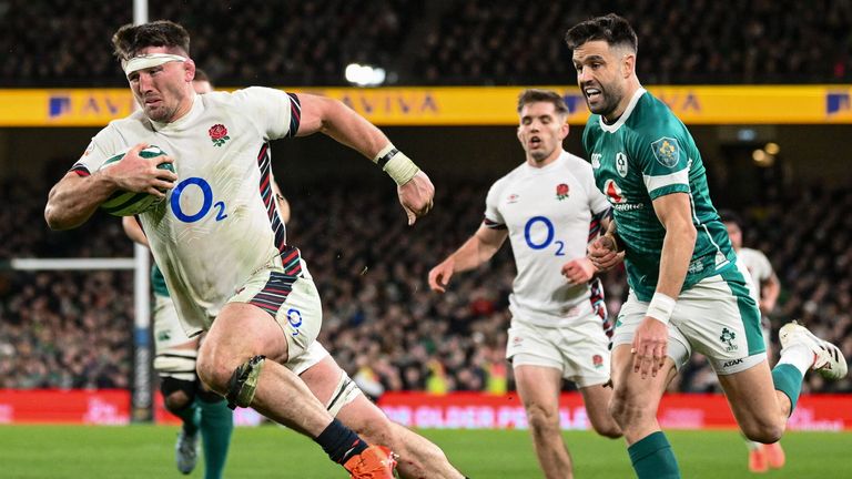 Dublin, Irlandia - 1 Februari 2025; Tom Curry dari Inggris dalam perjalanannya untuk mencetak percobaan kedua timnya selama pertandingan kejuaraan rugby Guinness Six Nations antara Irlandia dan Inggris di Stadion Aviva di Dublin. (Foto oleh Ramsey Cardy/Sportsfile via Getty Images)