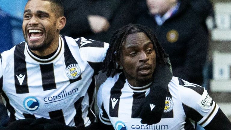 Glasgow, Skotlandia - 22 Februari: Toyosi Olus St. Mirren (kanan) merayakannya setelah mencetak gol untuk membuatnya 2-0 selama pertandingan William Hill Premiership antara Rangers dan St. Mirren di Stadion Ibrox, pada 22 Februari 2025, di Glasgow, Scotlander . (Foto oleh Alan Harvey / SNS Group)