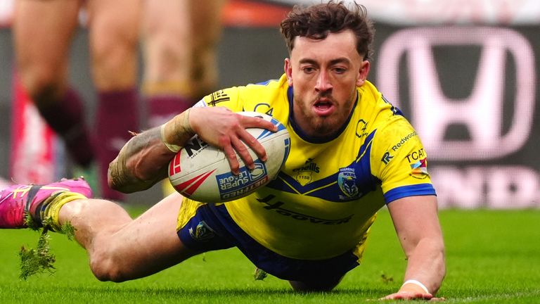 Warrington Wolves Matty Ashton mencetak percobaan kedua tim mereka melawan Huddersfield