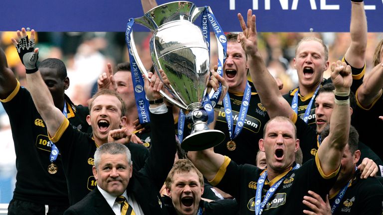 Pelatih Tawon Warren Gatland (kiri depan) dan Kapten Lawrence Dallaglio (kanan depan) mengangkat trofi Premiership pada tahun 2005