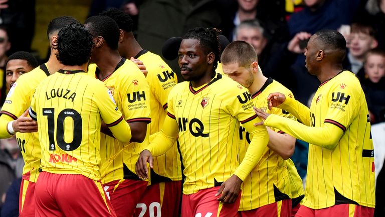 Tom Dele-Bashiru (tengah) Watford merayakan mencetak pembuka timnya melawan Luton