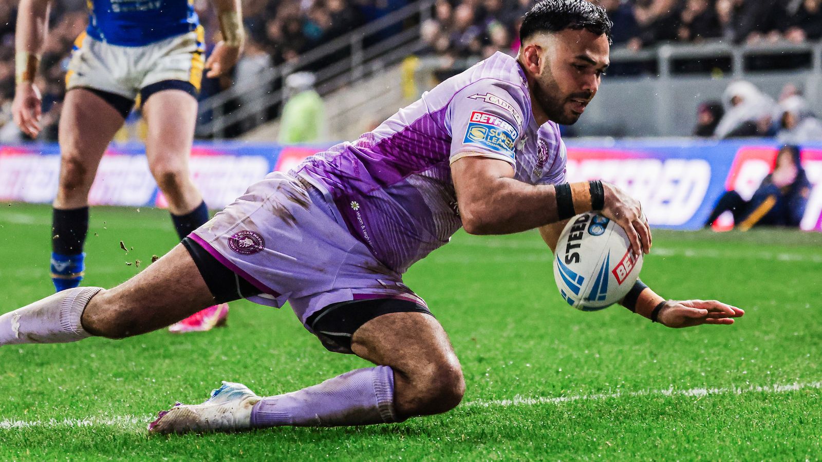Super League LIVE! Leeds battling Wigan in close clash