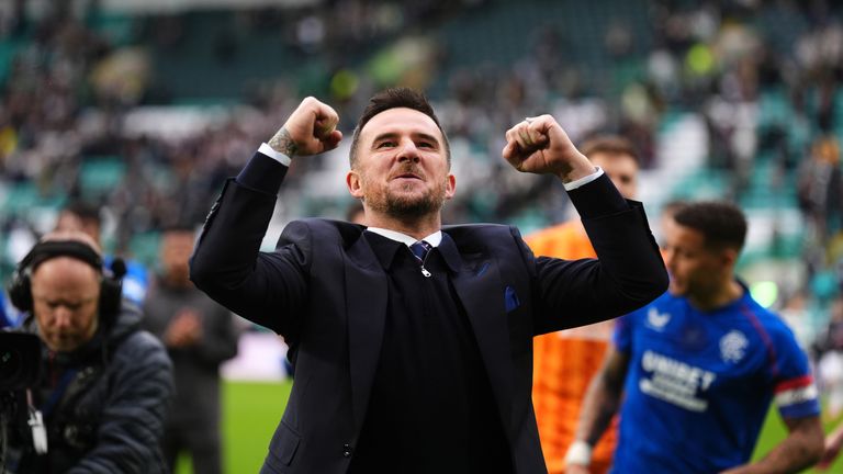 El gerente interino de los Rangers, Barry Ferguson, celebra después del partido de la Premier League de William Hill en Celtic Park, Glasgow. Fecha de imagen: domingo 16 de marzo de 2025.