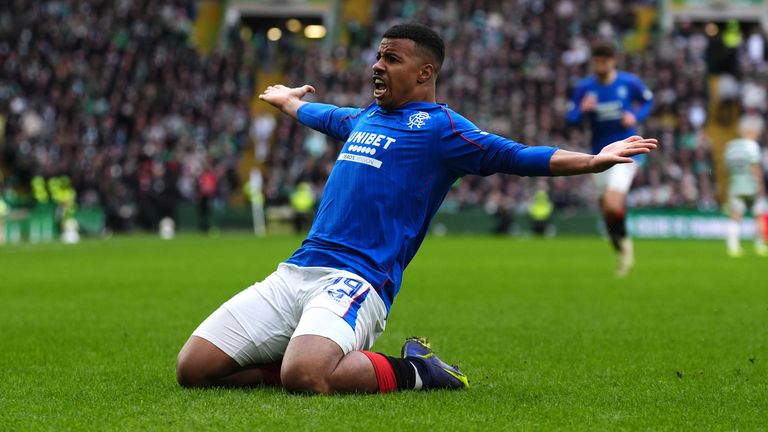 Hamza Igamane de los Rangers celebra anotar el tercer gol del juego de su equipo durante el partido de la Premier League de William Hill en Celtic Park, Glasgow. Fecha de imagen: domingo 16 de marzo de 2025.