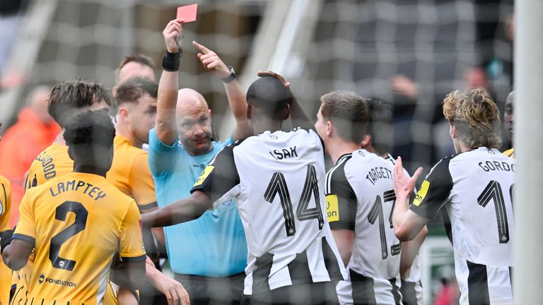 Referee Anthony Taylor gives a red card to Newcastle United's English midfielder #10 Anthony Gordon during the English FA Cup fifth round football match between Newcastle United and Brighton and Hove Albion at St. James' Park in Newcastle-upon-Tyne, north east England on March 2, 2025. (Photo by ANDY BUCHANAN / AFP) / RESTRICTED TO EDITORIAL USE. No use with unauthorized audio, video, data, fixture lists, club/league logos or 'live' services. Online in-match use limited to 120 images. An additional 40 images may be used in extra time. No video emulation. Social media in-match use limited to 120 images. An additional 40 images may be used in extra time. No use in betting publications, games or single club/league/player publications. / 