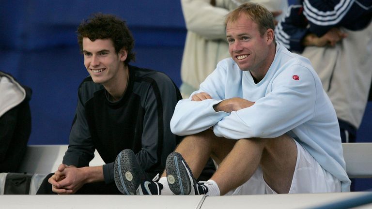 Andy Murray dari Britania Raya dan pelatihnya Mark Petchey menonton pertandingan putaran pertama Jonas Bjorkman v Gael Monfils di Tennis Channel Open di Darling Tennis Center 27 Februari 2006 di Las Vegas, Nevada. (Foto oleh Clive Brunskill/Getty Images)