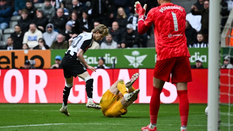 Newcastle United's English midfielder #10 Anthony Gordon (L) commits a foul on Brighton's Dutch defender #29 Jan Paul van Hecke during the English FA Cup fifth round football match between Newcastle United and Brighton and Hove Albion at St. James' Park in Newcastle-upon-Tyne, north east England on March 2, 2025. (Photo by ANDY BUCHANAN / AFP) / RESTRICTED TO EDITORIAL USE. No use with unauthorized audio, video, data, fixture lists, club/league logos or 'live' services. Online in-match use limited to 120 images. An additional 40 images may be used in extra time. No video emulation. Social media in-match use limited to 120 images. An additional 40 images may be used in extra time. No use in betting publications, games or single club/league/player publications. / 